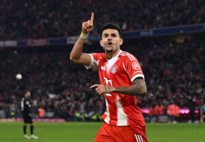 Luis Diaz jubler med fingeren vejret.