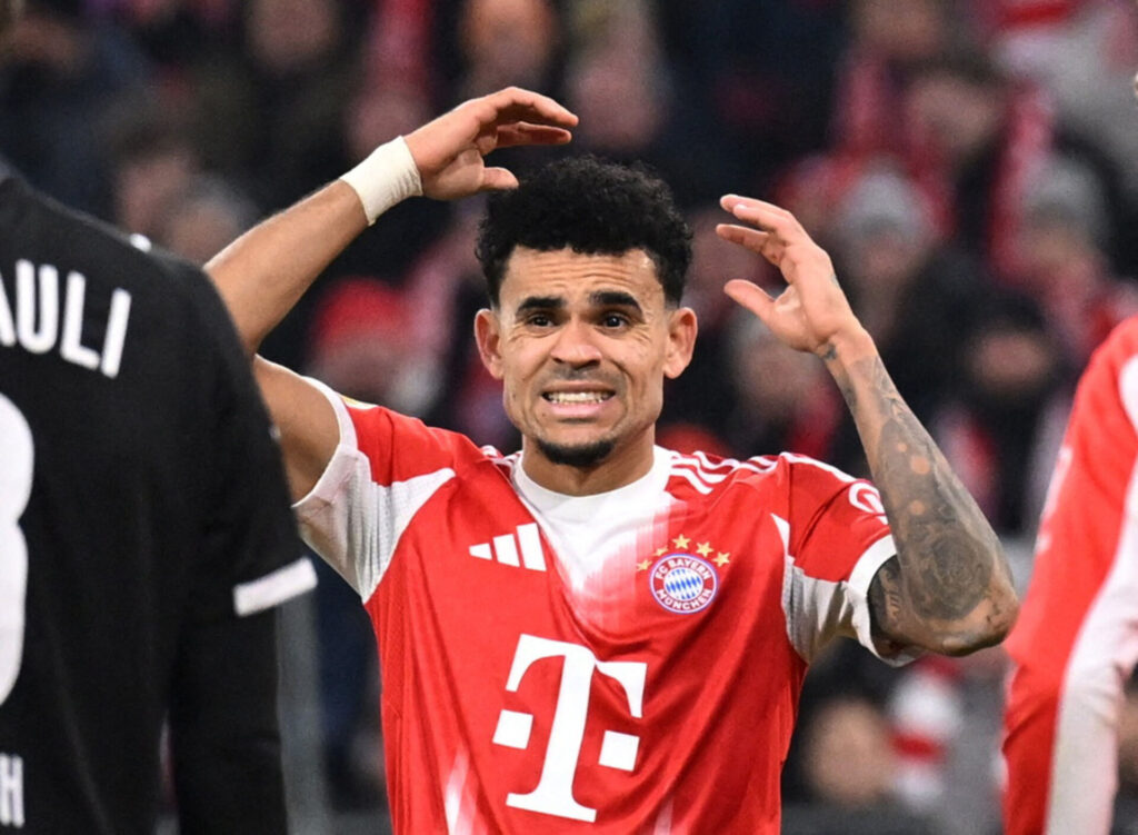 Luis Diaz skærer tænder og har hænderne i vejret.