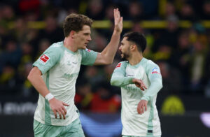 Jens Stage rækker armen i vejret i en kamp for Werder Bremen