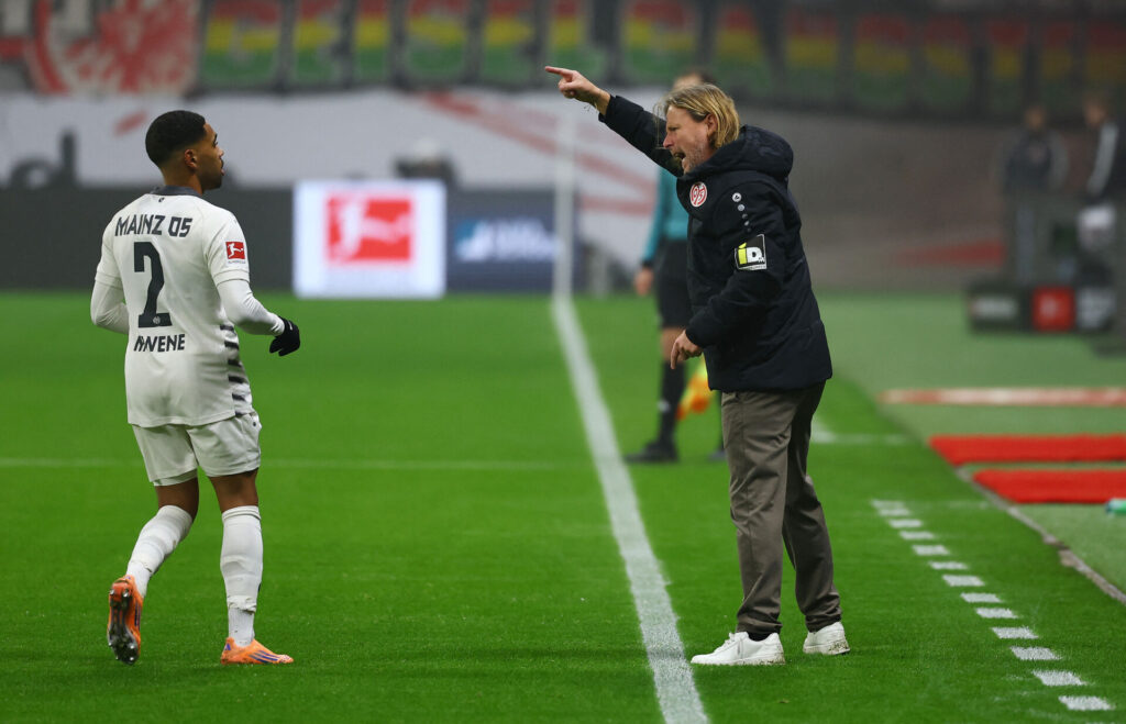 Bo Henriksen peger under en Mainz 05-kamp