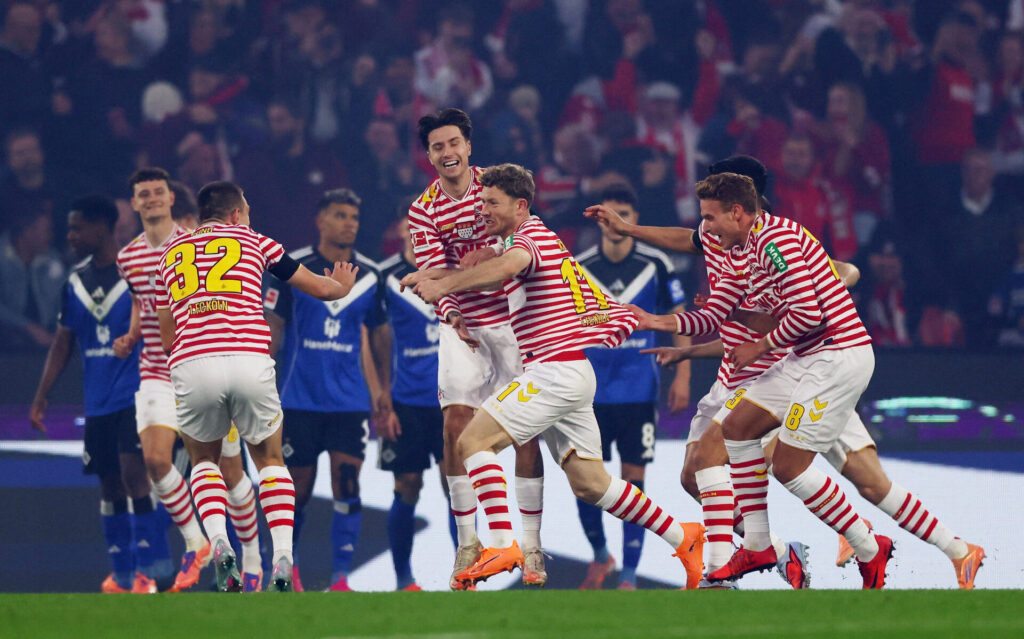 Köln og Hamburger SV i kamp mod hinanden.