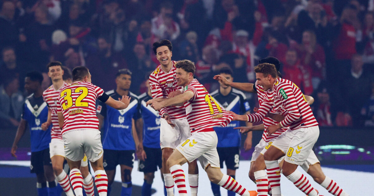 Indskiftet og udvist på to minutter: Decimerede HSV knækker til sidst Foto: Ritzau Scanpix/REUTERS