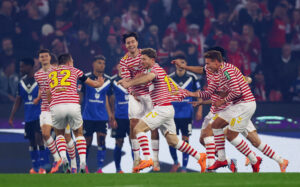 Köln og Hamburger SV i kamp mod hinanden.