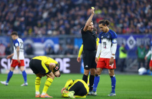 Yussuf Poulsen får et gult kort mod Dortmund.