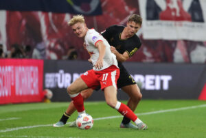 Conrad Harder skærmer bolden.