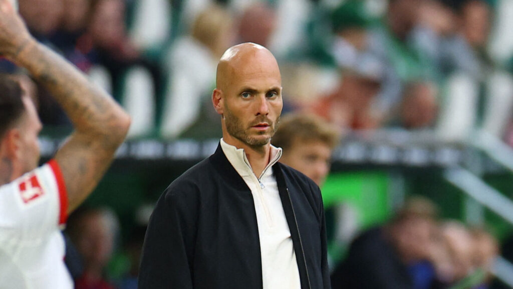 Paul Simonis kigger på en spiller der tager indkast