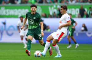 Jonas Wind løber mod bolden.