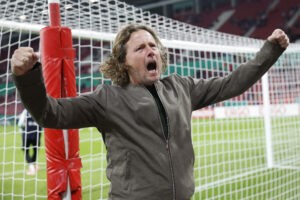 Bo Henriksen jubler ud mod Mainz' fans.