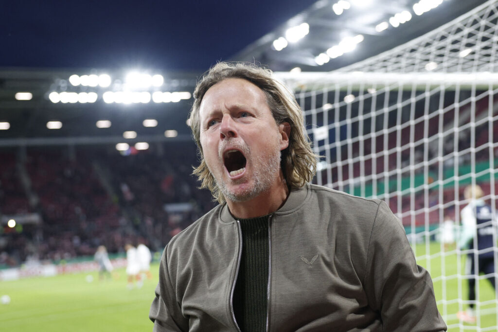 Bo Henriksen råber ud mod fans