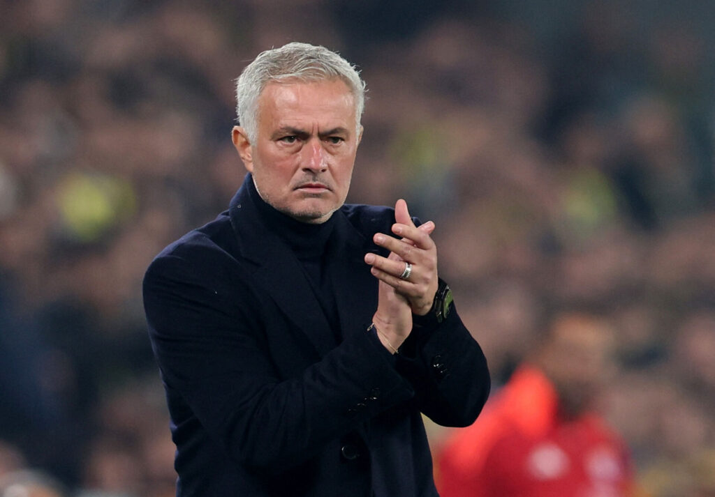 Jose Mourinho klapper i hænderne.