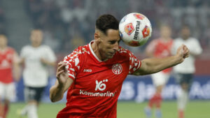 Dominik Kohr header til bolden