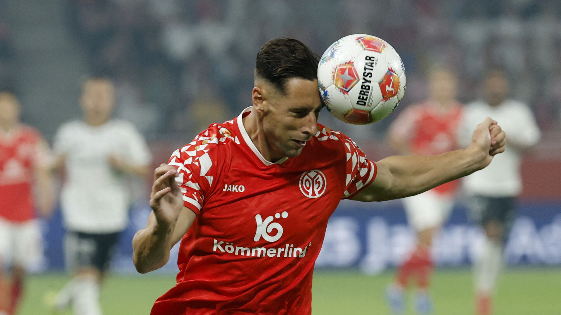 Historisk bisse: Mainz-spiller får bøde og karantæne foto