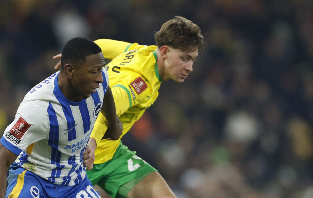 Oscar Schwartau i duel i Norwich kamp