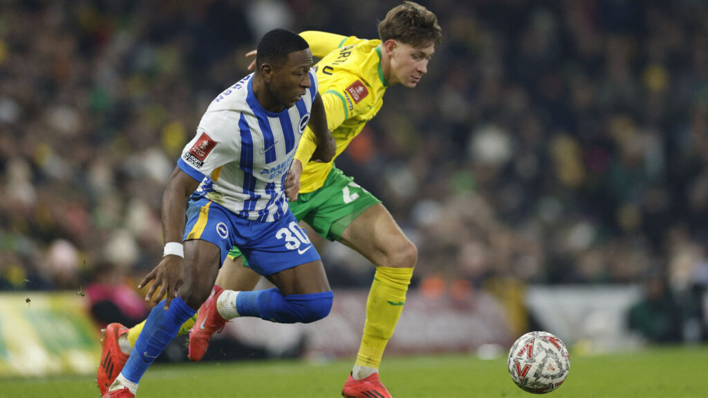 Oscar Schwartau i duel i Norwich kamp