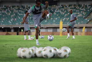 NIgeria i træning på stadion.