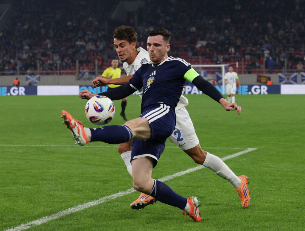 Andy Robertson i aktion for Skotland mod Grækenland.