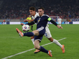 Andy Robertson i aktion for Skotland mod Grækenland.