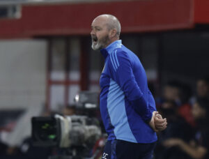 STeve Clarke på sidelinjen for Danmark.