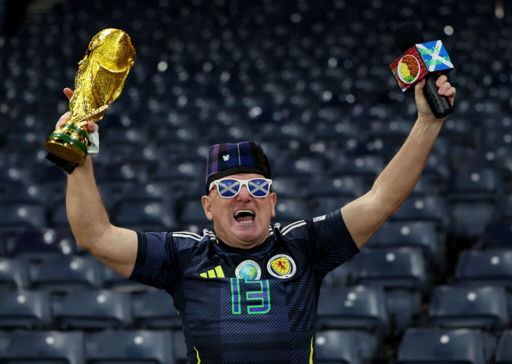 En skotsk fan med en falsk VM-pokal.