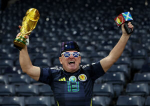 En skotsk fan med en falsk VM-pokal.