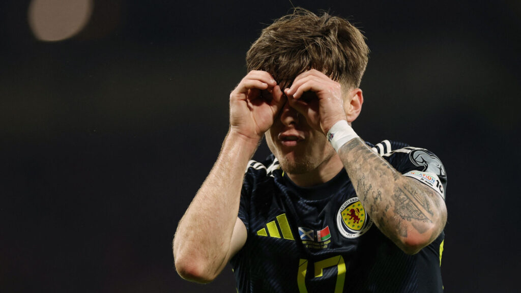 Ben Doak laver briller med hænderne