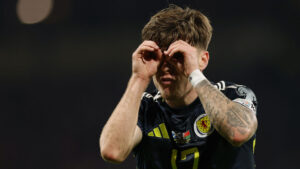 Ben Doak laver briller med hænderne