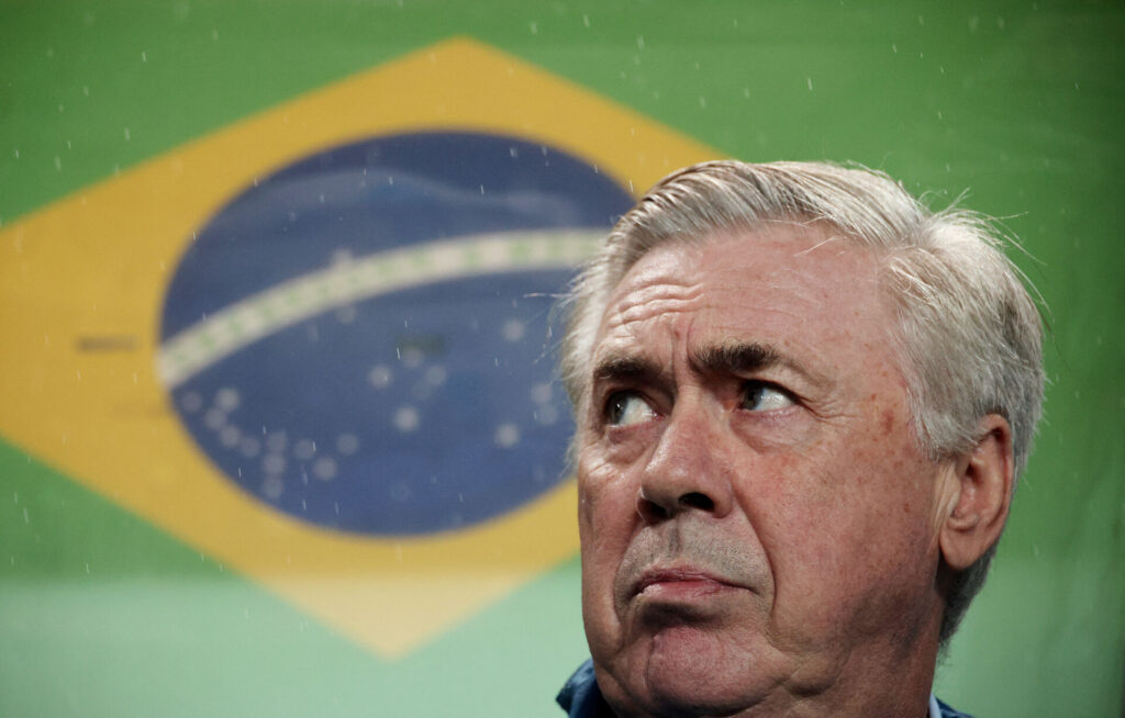 Carlo Ancelotti med et Brasilien flag bag sig.