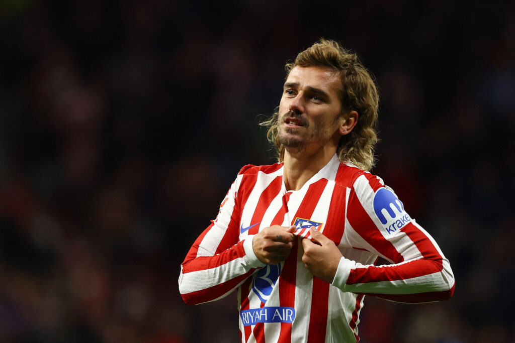 Antoine Griezmann kysser Atlético Madrids logo.