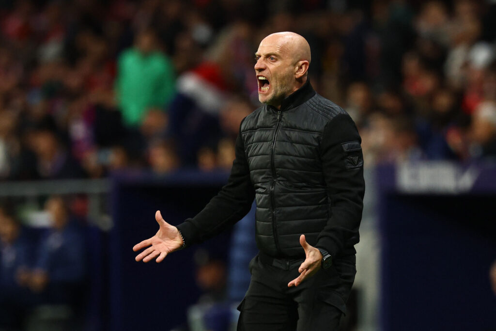 Julián Calero gestikulerer på Levante-bænken.