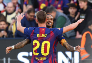 Dani Olmo og Raphinha krammer hinanden.