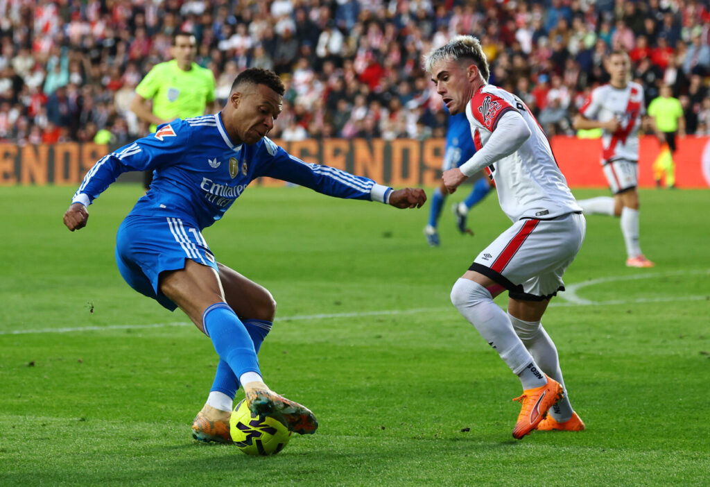 Kylian Mbappé dribler med bolden.