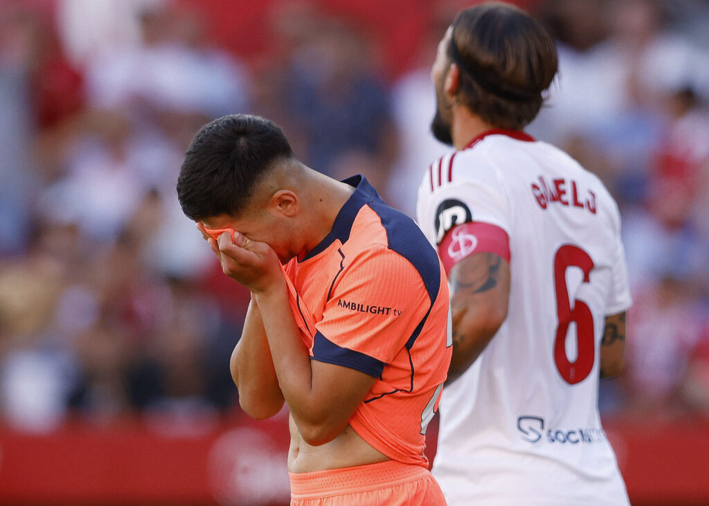 Roony Bardghji gemmer sit ansigt i Barcelona-trøjen