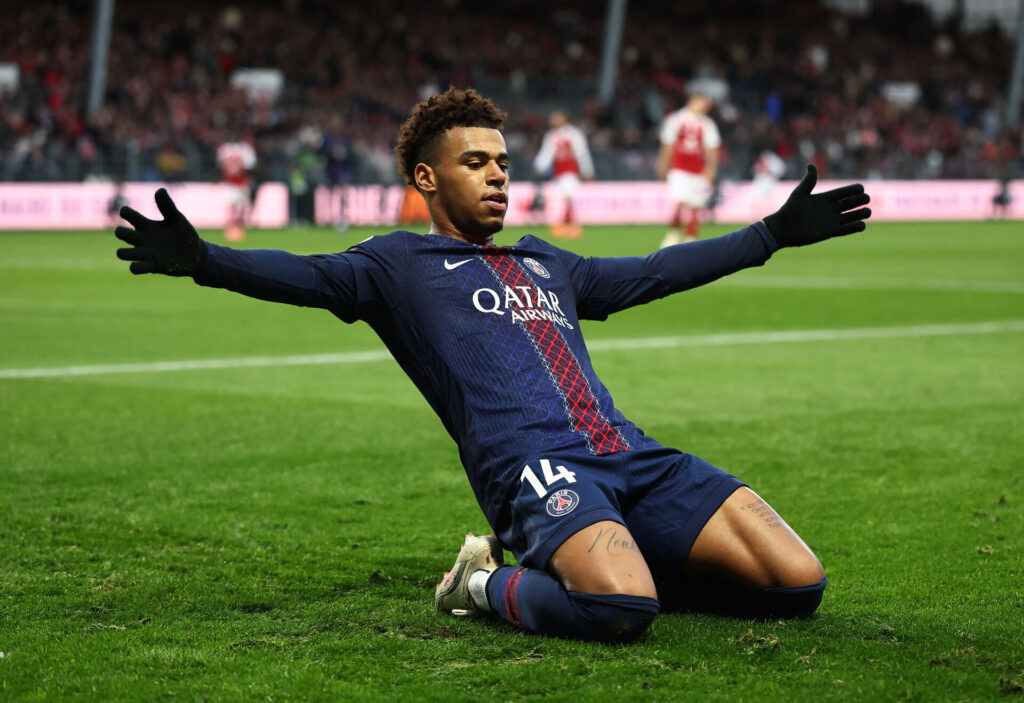 Désiré Doué jubler efter en scoring for PSG.