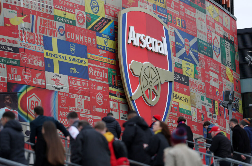 Arsenals logo foran stadion.