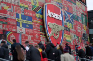 Arsenals logo foran stadion.
