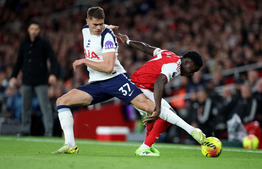 Micky van den Ven forsøger at tage bolden fra Bukayo Saka.