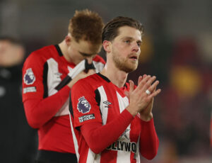 Mathias Jensen i Brentford kamp klapper ud til tilskuerne.