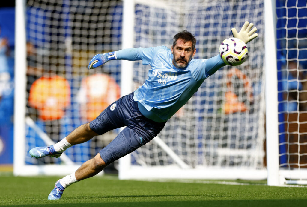 Scott Carson i færd med en redning.