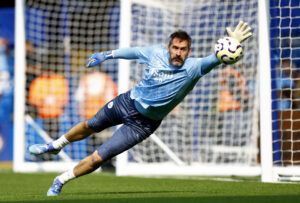 Scott Carson i færd med en redning.