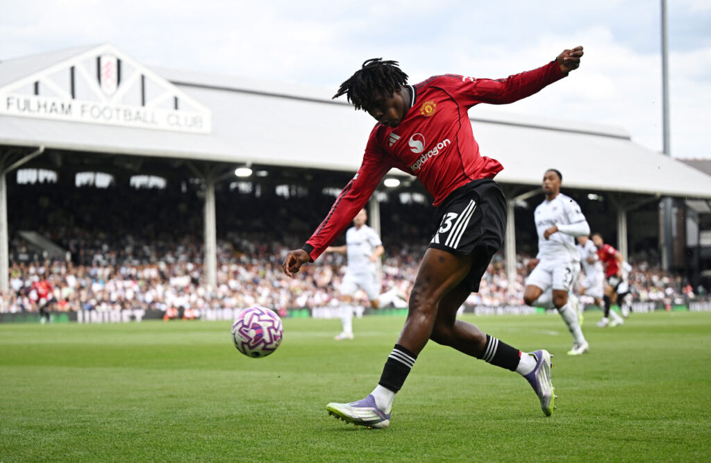 Patrick Dorgu slår et indlæg for Manchester United mod Fulham på Craven Cottage