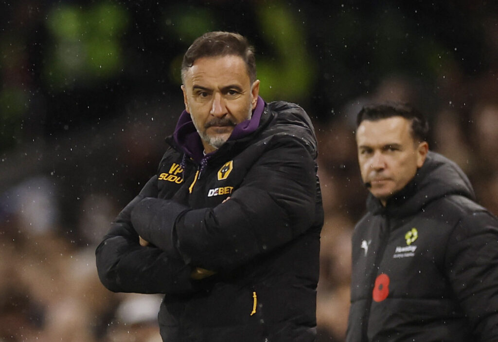 Vitor Pereira med armene over kors som træner for Wolves.