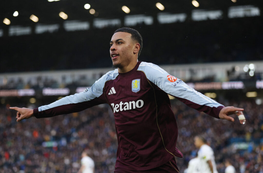 Morgan Rogers fejrer en scoring for Aston Villa.