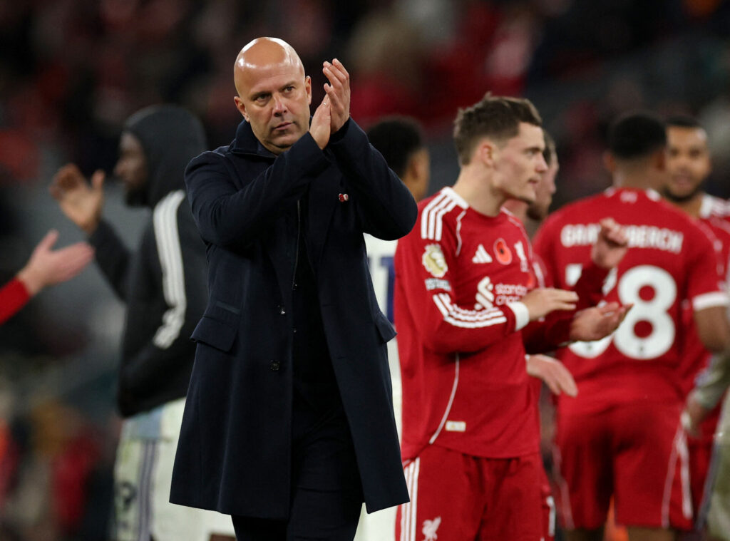 Arne Slot klapper i hænderne.