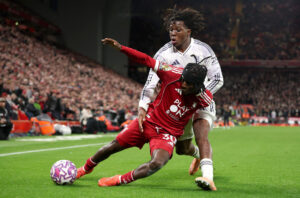 Patrick Dorgu i duel med Liverpools Jeremy Frimpong