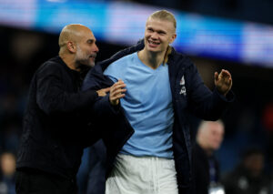 Erling Haaland og Pep Guardiola får sig en snak.