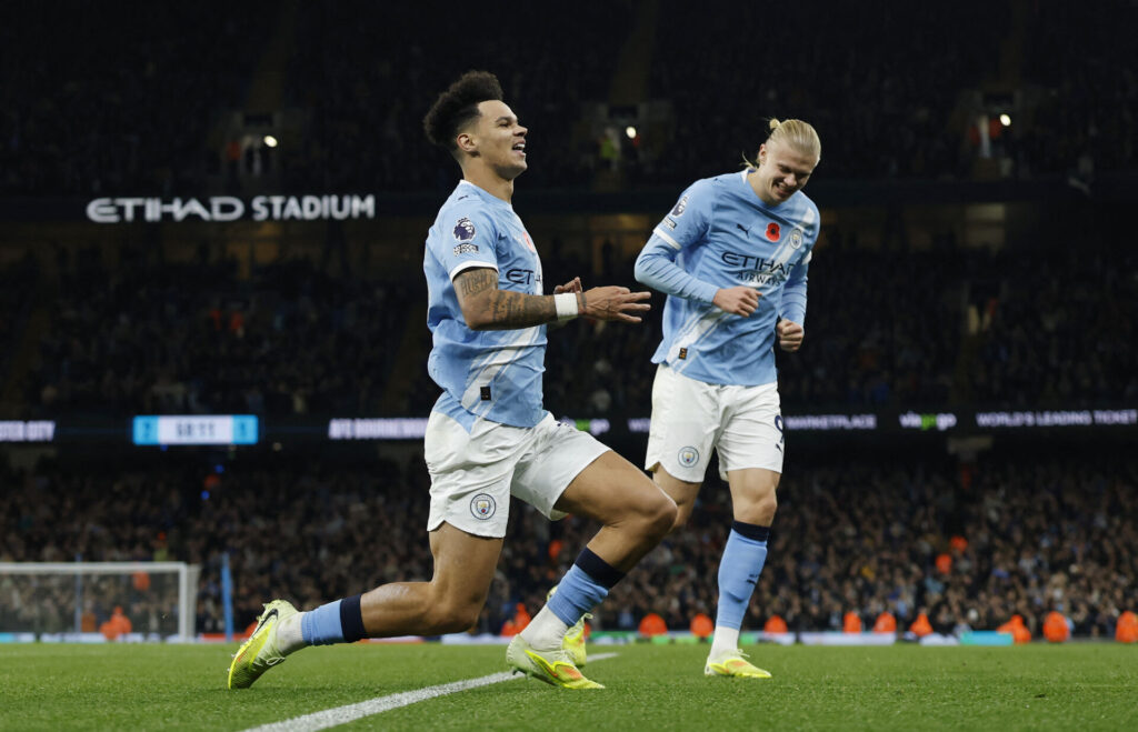 Manchester City-spillere jubler over scoring mod Bournemouth.