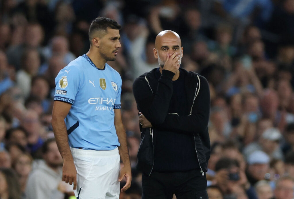 Rodri i færd med at blive skiftet ind for Manchester City.