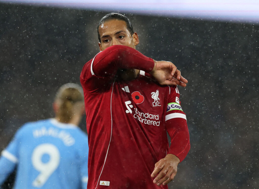 Virgil van Dijk tørrer sig om munden under en kamp for Liverpool