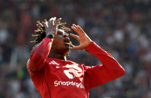 Patrick Dorgu tager sig til hovedet under en kamp for Manchester United