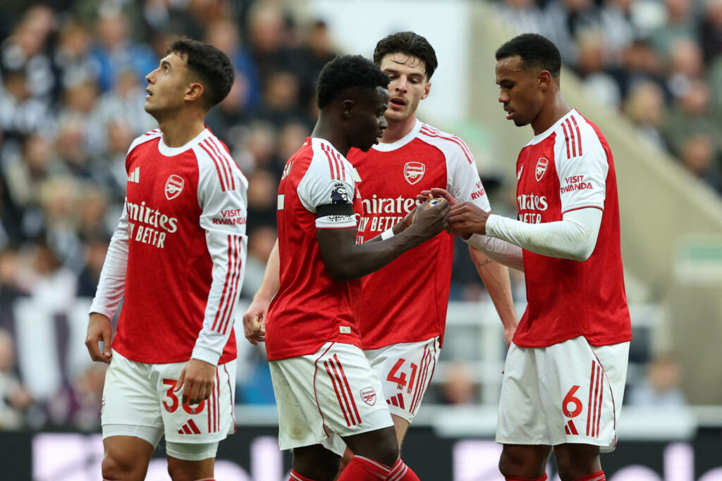 Bukayo Saka giver anførerbindet videre.